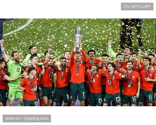 足球球星与队友共同举起奖杯庆祝荣耀时刻展现团结与拼搏精神